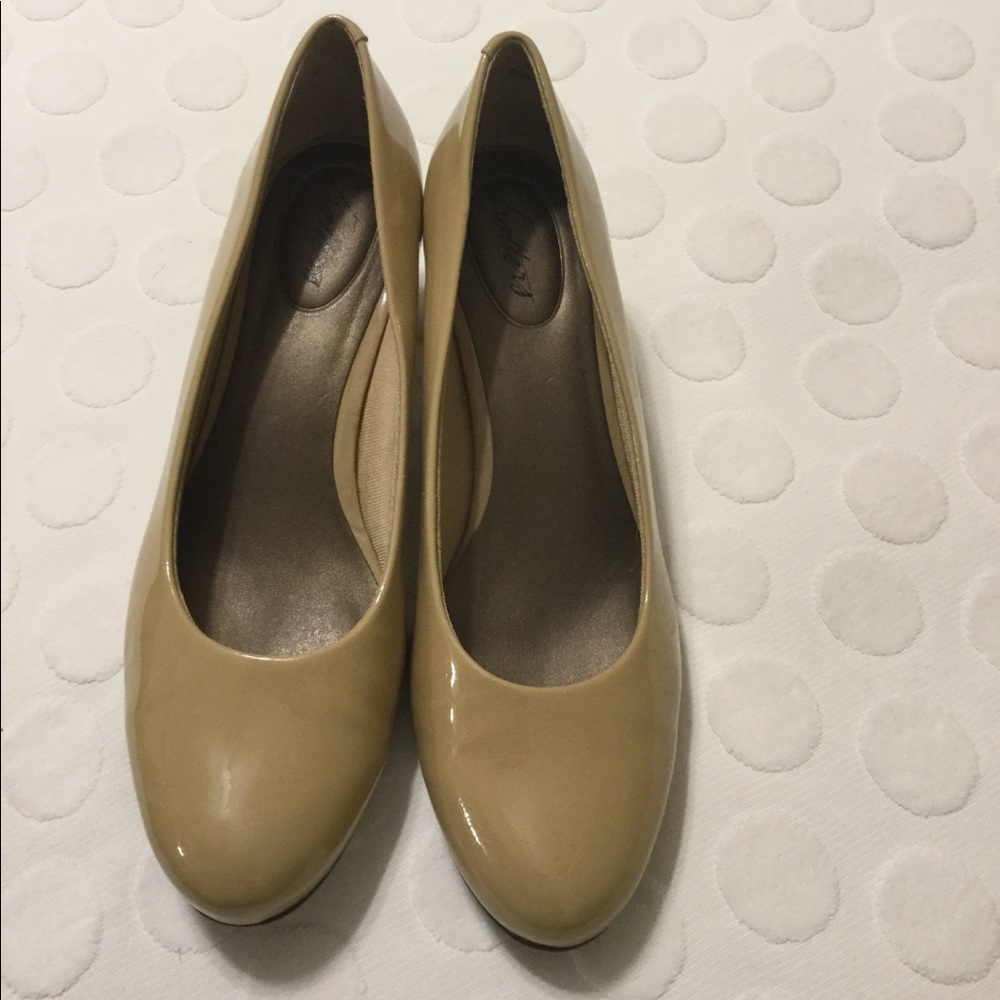 Trotters Patent Leather Size 8.5M